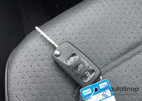 2014 Volkswagen Passat 1.8T Wolfsburg Edition z USA, uszkodzony, nr VIN 1VWAS7A39EC042864